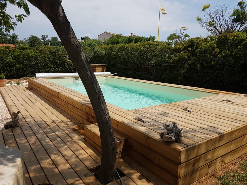 Piscine bois semi-enterrée avec terrasse en pin