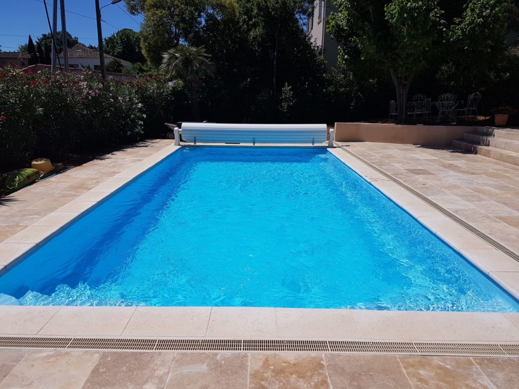 Piscine coque et margelles en pierre