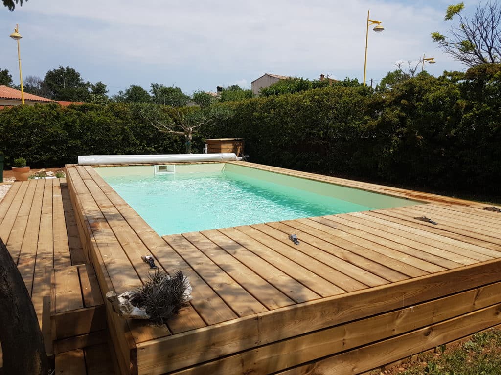 Piscine bois semi-enterrée avec terrasse en pin - La Piscine Bois