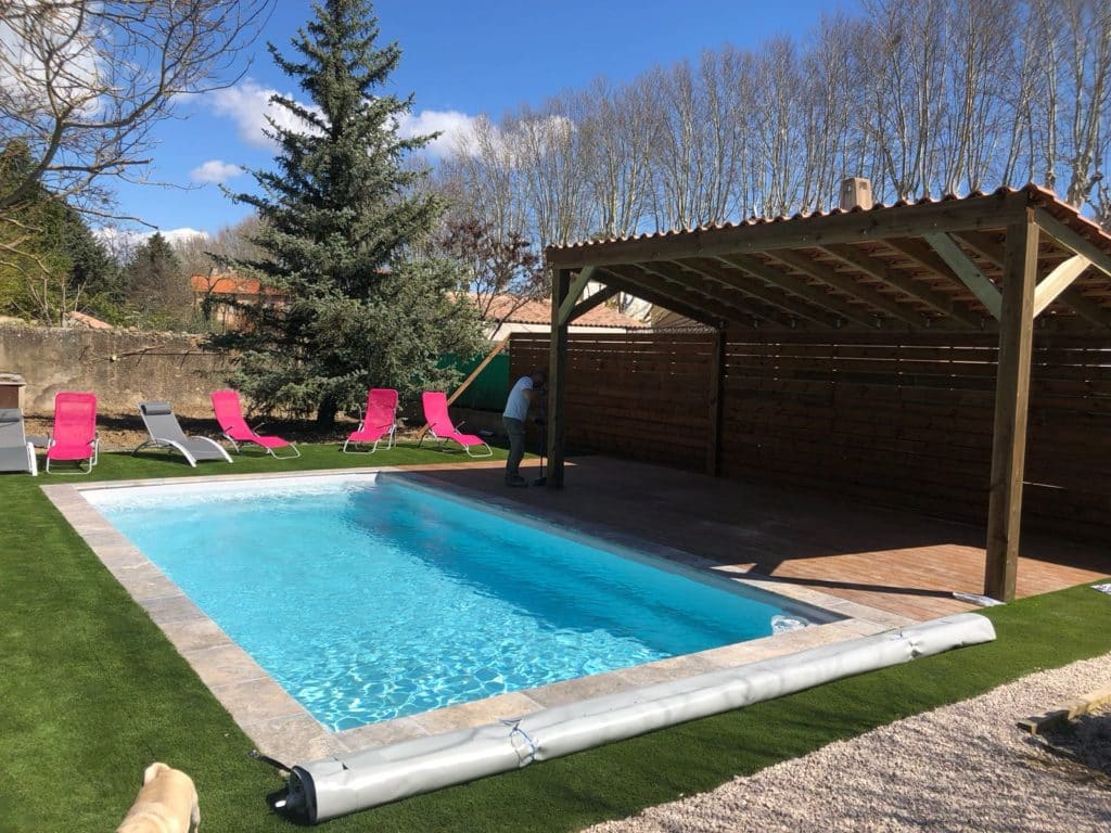 Piscine coque et abri de jardin