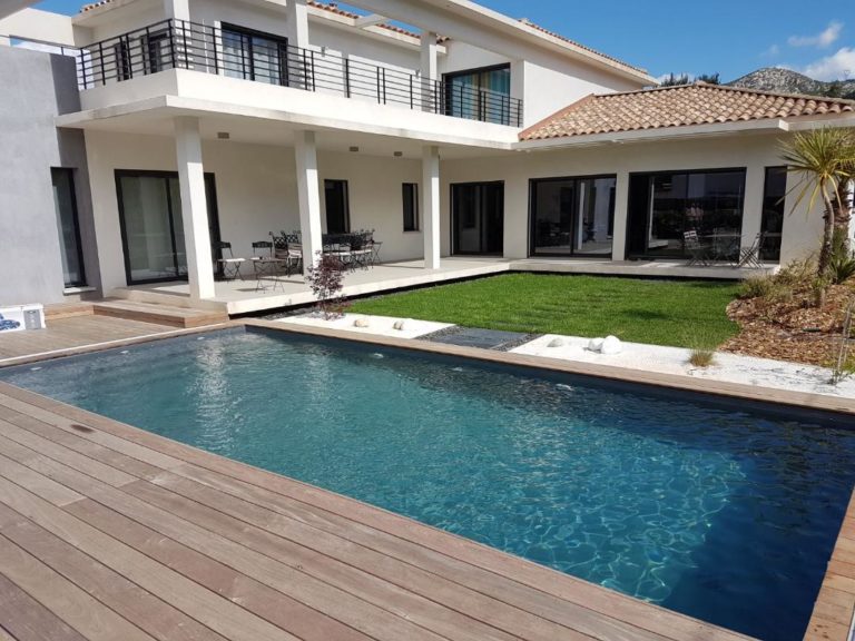 Magnifique piscine traditionnelle en béton