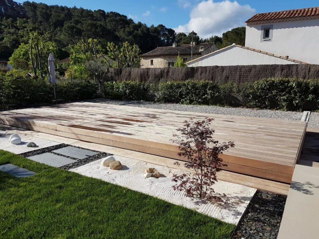 Magnifique piscine traditionnelle en béton