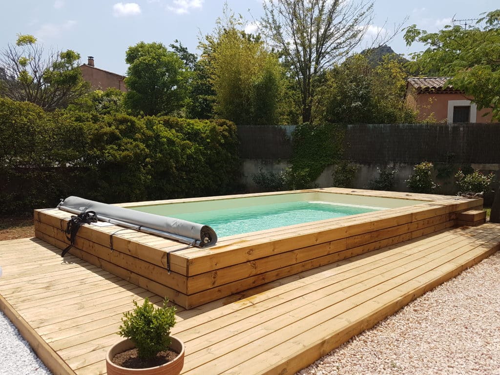 Piscine bois semi-enterrée avec terrasse en pin