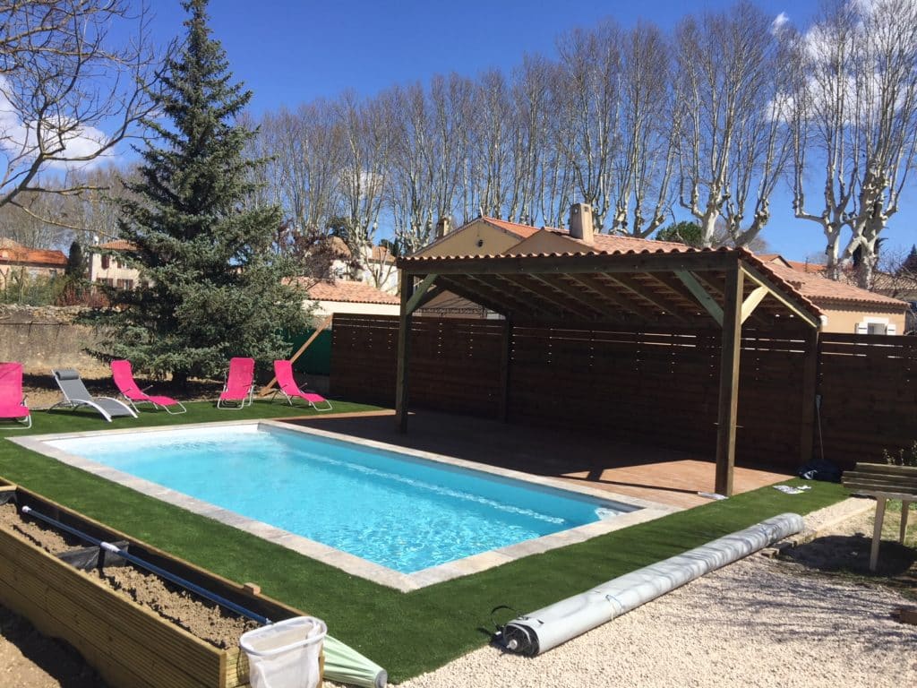 Piscine coque et abri de jardin