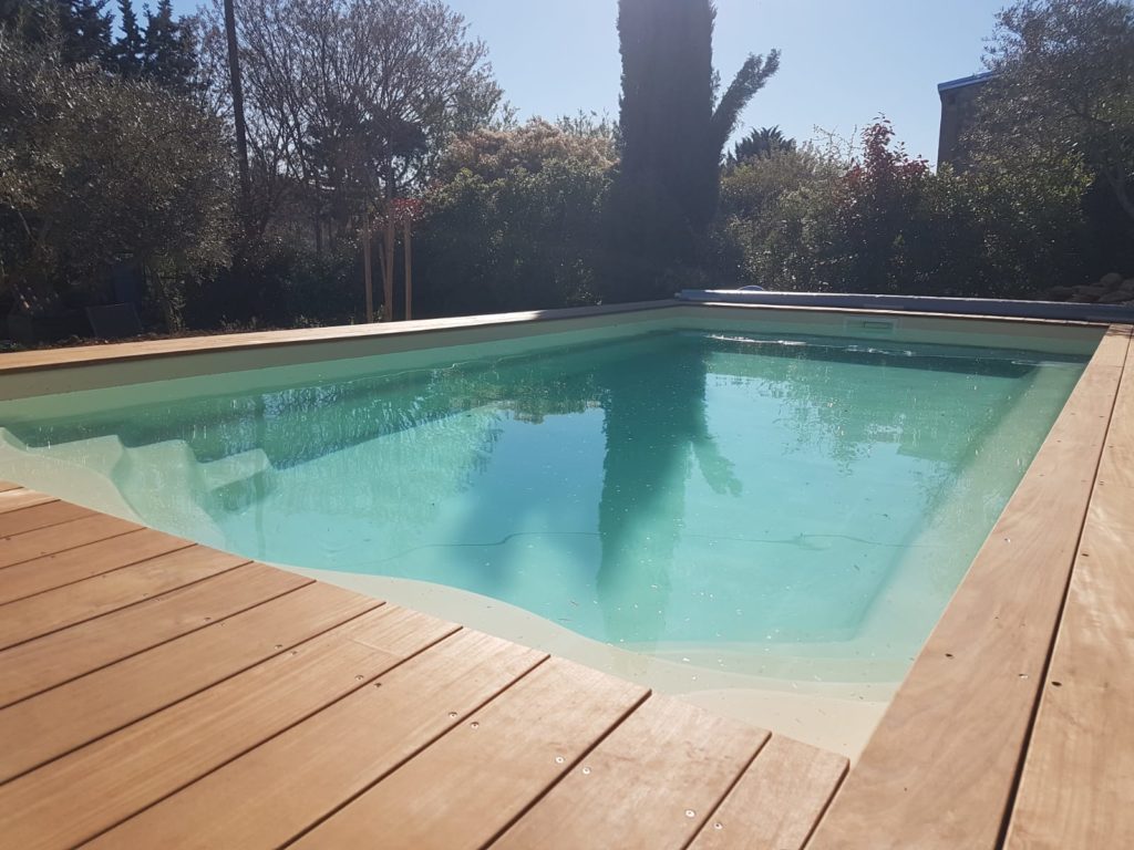 Piscine coque avec aménagement en IPE