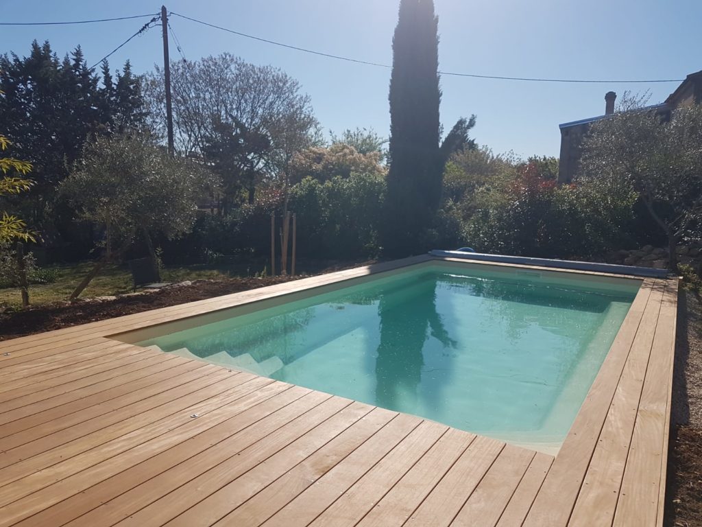 Piscine coque avec aménagement en IPE