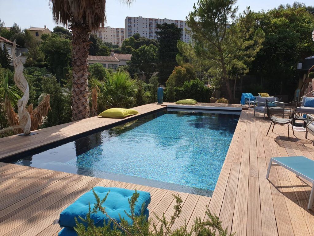 Piscine bois familiale semi-enterrée