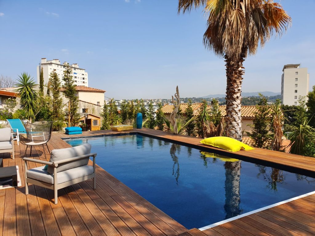 Piscine bois familiale semi-enterrée