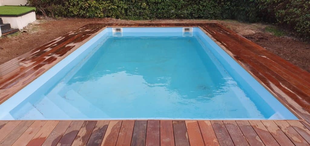 Grande piscine coque avec terrasse en IPE