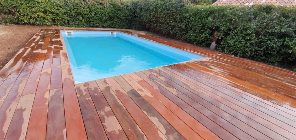 Grande piscine coque avec terrasse en IPE