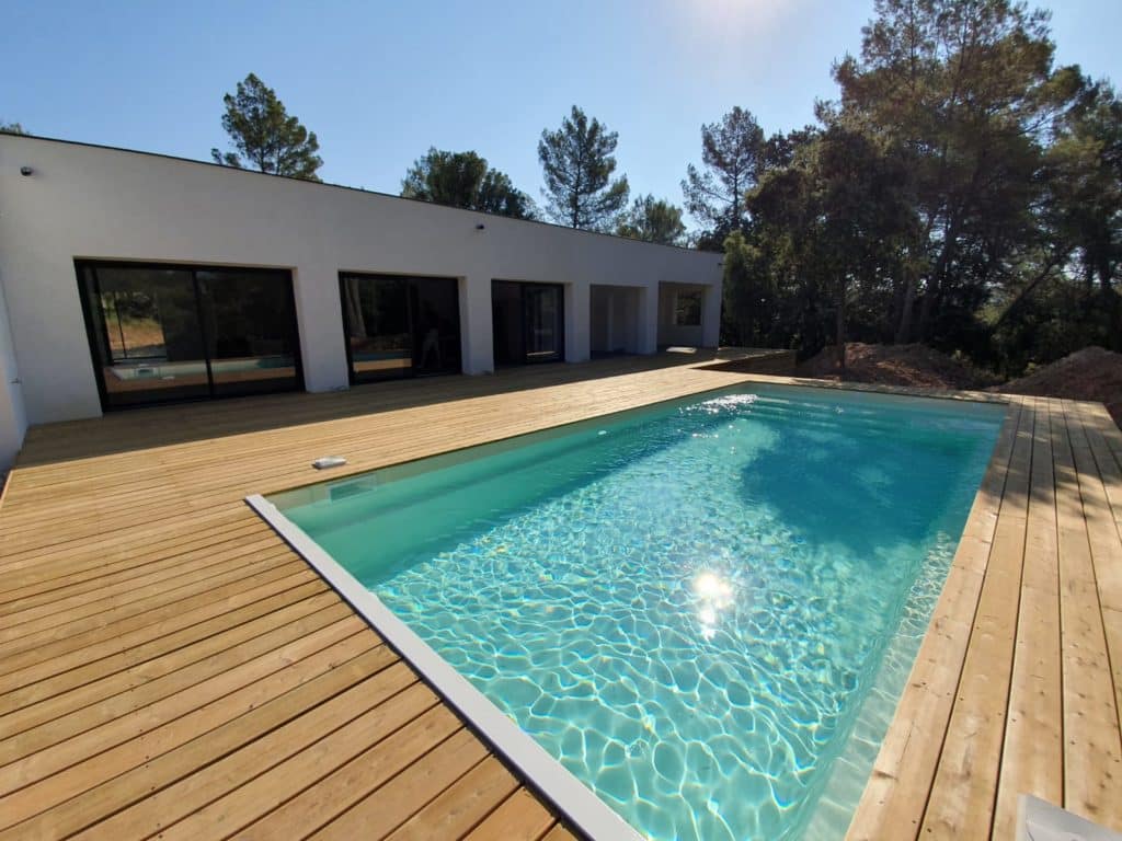 Piscine coque familiale avec plancher pin