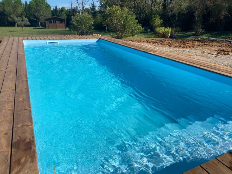 Piscine bois semi-enterrée