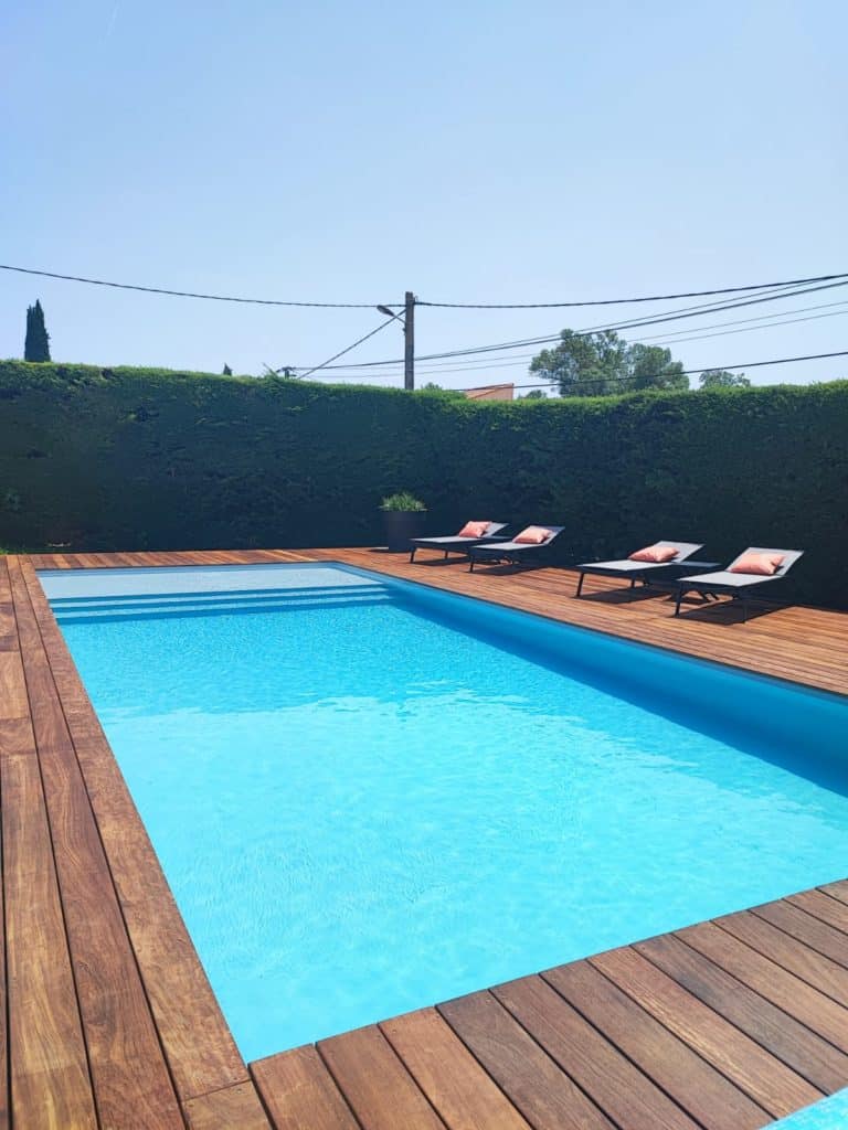 Piscine bois avec grande plage