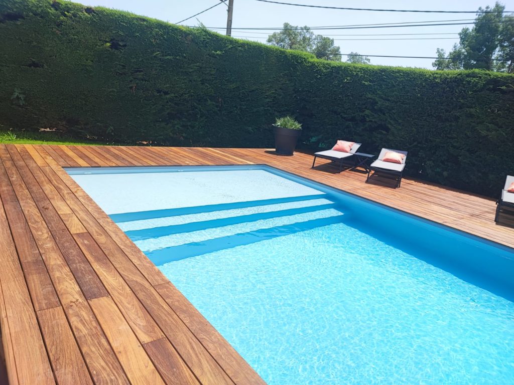 Piscine bois avec grande plage