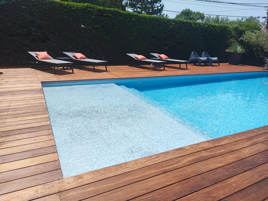 Piscine bois avec grande plage