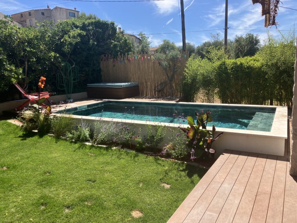 piscine béton semi-enterrée