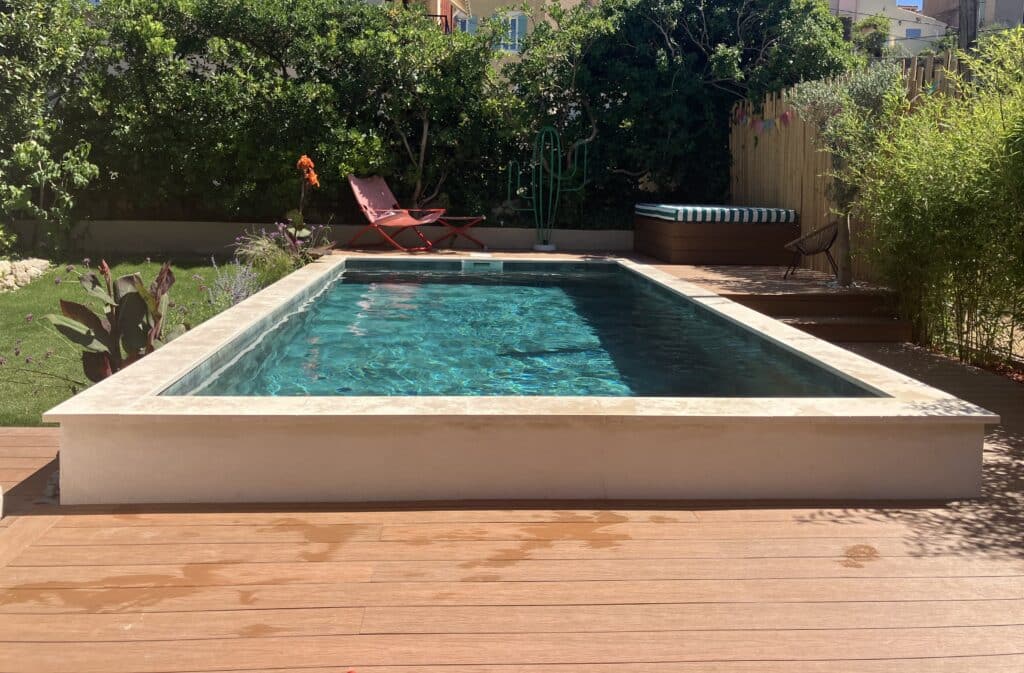 piscine béton semi-enterrée