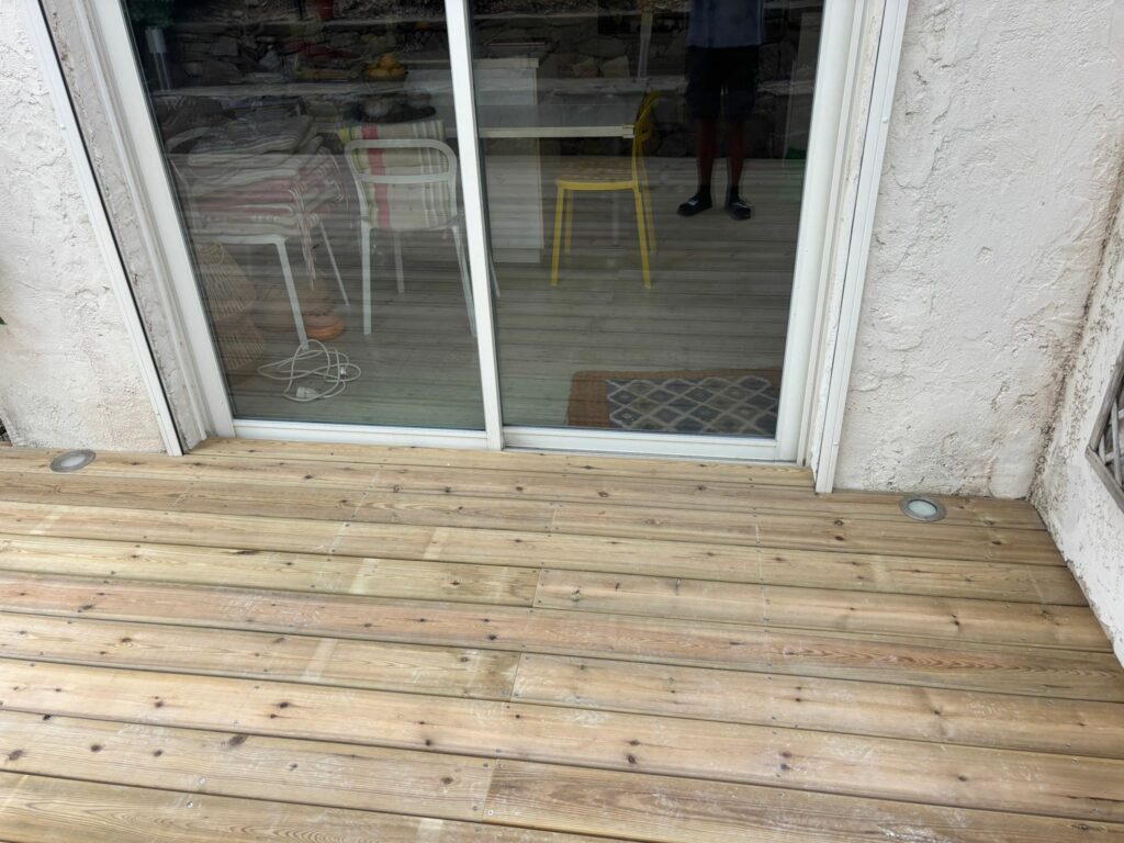 Pose d'une terrasse en Pin