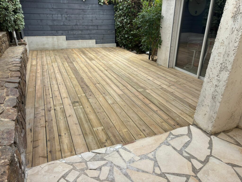 Pose d'une terrasse en Pin