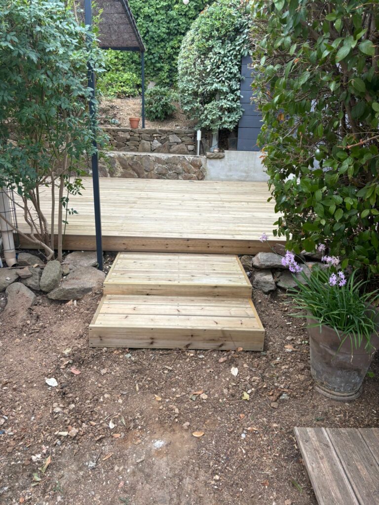 Pose d'une terrasse en Pin